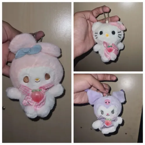 três pelúcias chaveiro sanrio (my melody, kuromi e hello kitty)
