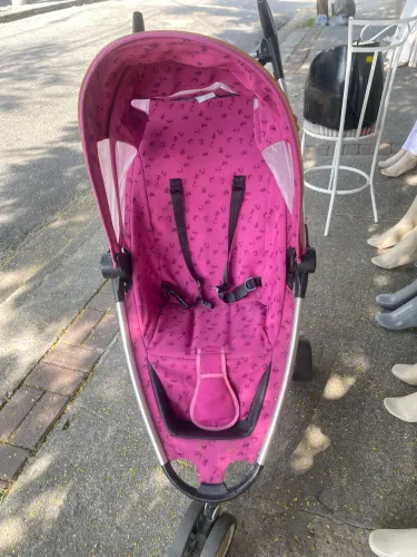 Carrinho de bebê rosa 