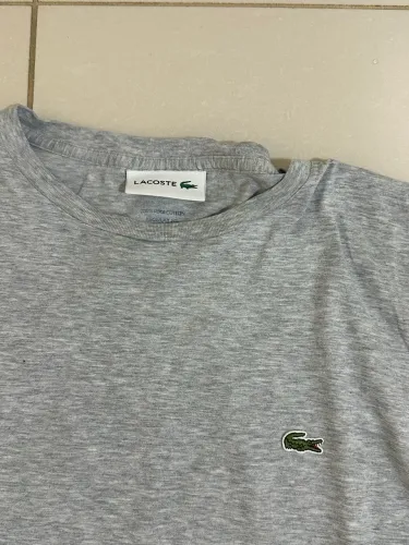 Camiseta Lacoste Cinza em perfeito estado P