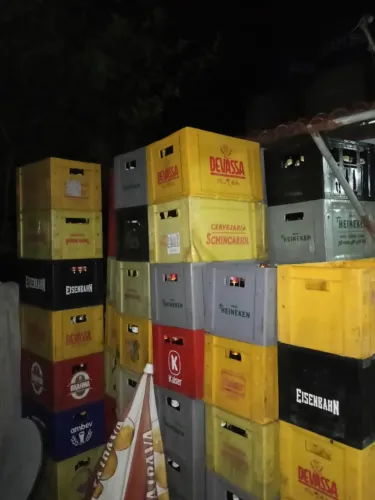 Engradado completo de cerveja com garrafas  