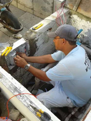 Fernando eletricista de domingo a domingo ( aceito cartões )