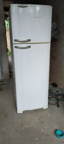 Vendo Geladeira eletrolux para arrumar leia o anúncio 