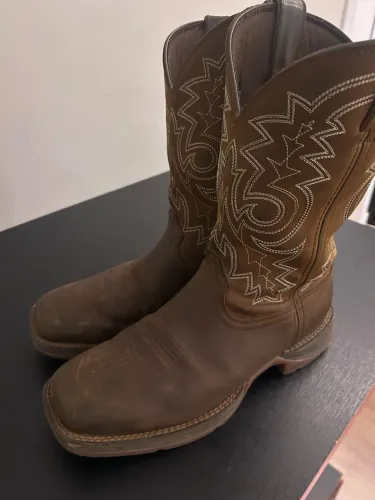 Bota durango acompanha boné de brinde tam 42