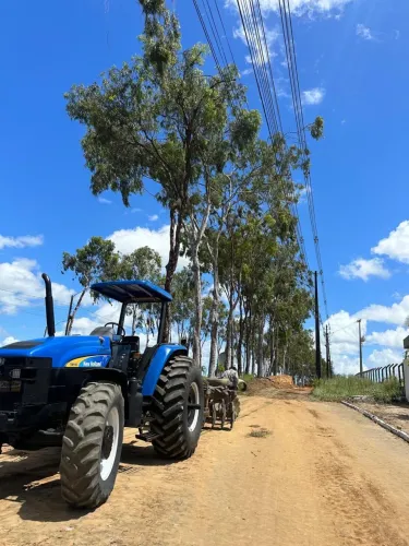 TRATOR AGRICULA E ROLO COMPACTADOR