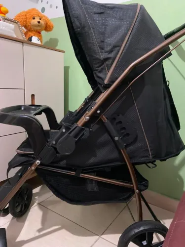 Carrinho de bebê Galzerano, em ótimo estado.