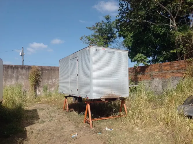 Baú 4,5 Metros com Porta Lateral e Abertura Traseira