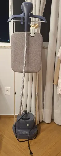 Passadeira a Vapor Vertical Eletrolux