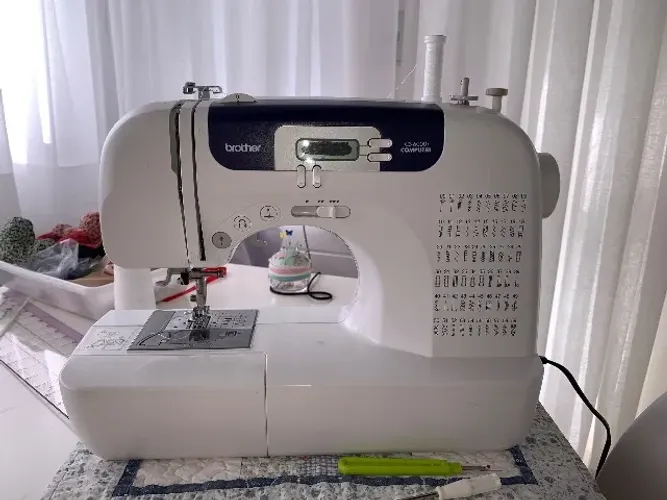 MÁQUINA DE COSTURA -Brother CS 6000i - elétrica + Acessórios