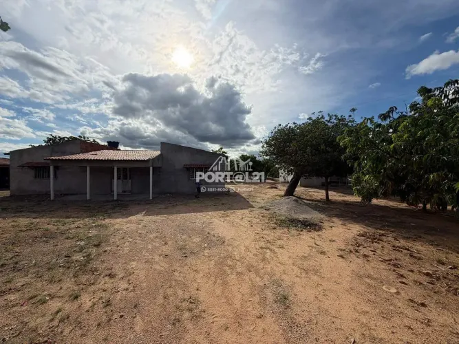 Chácara com 2 Casas Escriturada em Terreno 50x80 no Condomínio Parque das Emas, Zona Rural