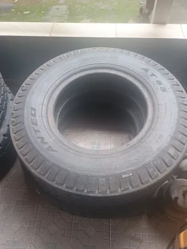 2 Pneus 900x20 recapados