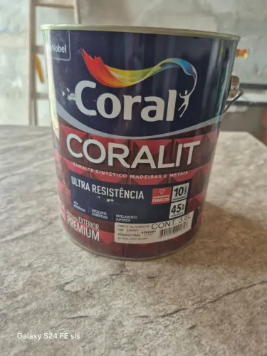 Tinta na cor preto alto brilho