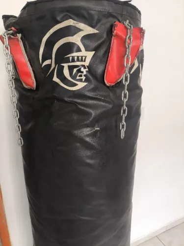 Saco de pancada 1,60m cheio + suporte para parede
