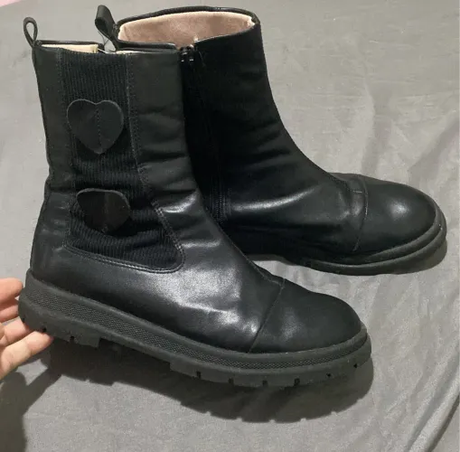 Bota infantojuvenil ou adulto com pé pequeno