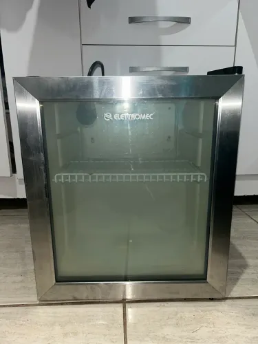 frigobar Elettromec 110V, com acabamento inox e porta de vidro.