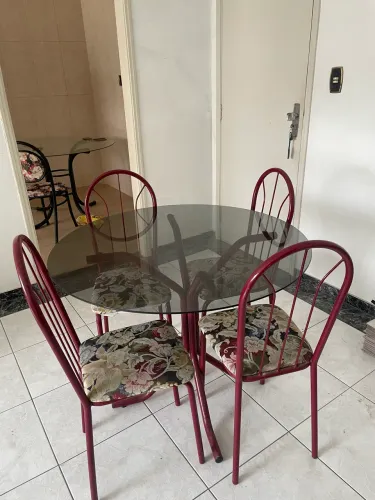 Mesa com tampo de vidro com quatro cadeiras