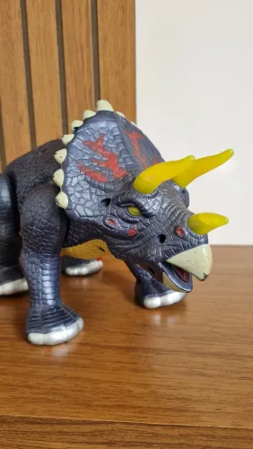 Dinossauro Tricerátops Articulado eletrônico