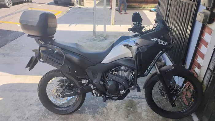 Excelente moto, com todos os acessórios, estado de nova e baixa km.