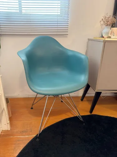 Cadeira Eames com braço azul - pé em metal