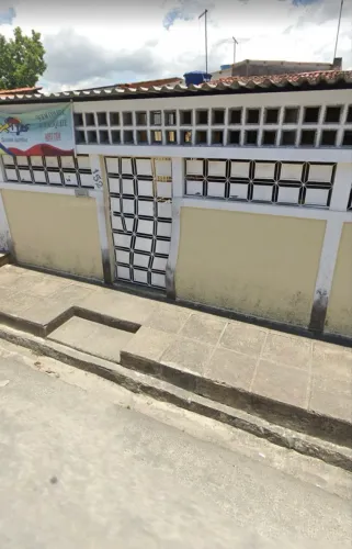 Casa com 4 quartos sala, cozinha, 2 banheiro, garagem , ponto de negócio