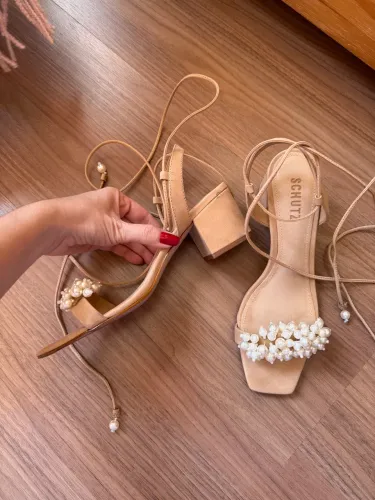 Sandália nude com pérola Schutz 