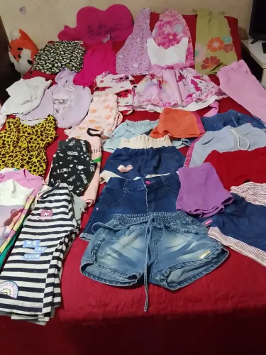 Roupas menina tamanho 4 ao 6 em ótimo estado de conservação. 