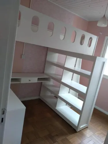 Cama alta planejada 100% MDF, com escrivaninha para home office e prateleiras embutidas.
