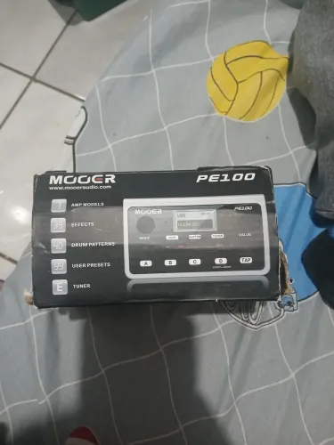 Pedaleira mooer pe 100, usada, em bom estado, com fonte, por 250,00 reais