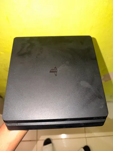 PLAYSTATION 4 - 500GB COM 2 CONTROLES