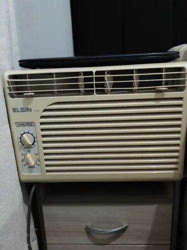 Ar condicionado de janela comservado