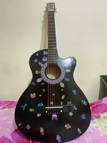 Violão seminovo + kit de cordas novas + capotraste