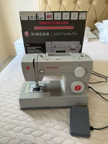 Máquina de Costura Singer 4423
