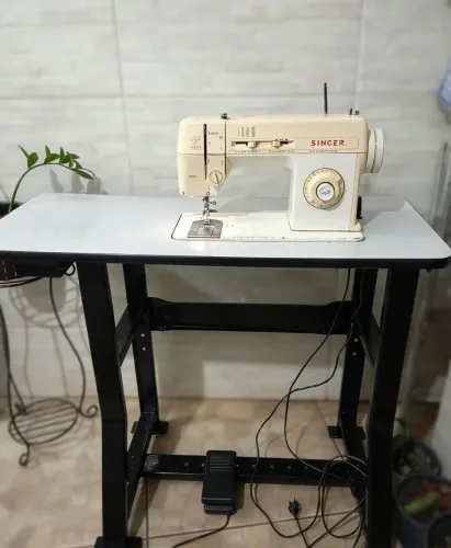 Máquina de costura Singer com mesinha de ferro (Santo André)
