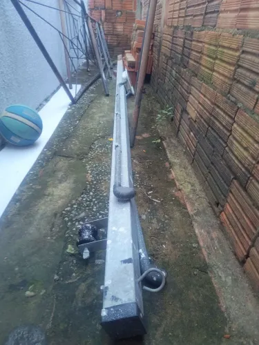 Vende se um poste de energia medindo 5 metros