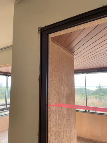 2 portas de correr em alumínio com vidro cor bronze