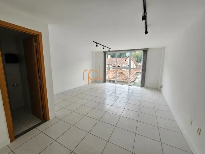 Sala comercial para alugar no bairro Quarteirão Brasileiro - Petrópolis/RJ