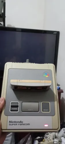 **PraSair** Super Famicom SHVC-001, ligando com defeito da tela preta, detalhe na carcaça