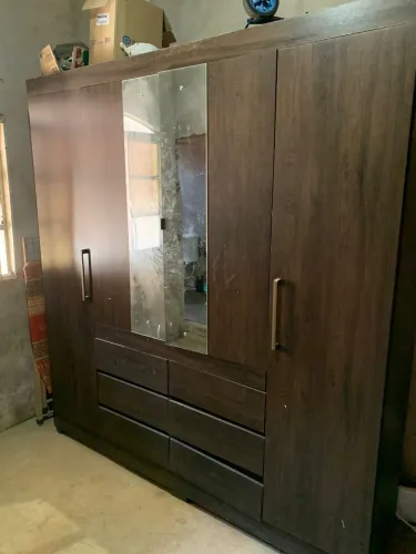 Guarda roupa usado 5 mês, tá só a poeira no quarto vazio 