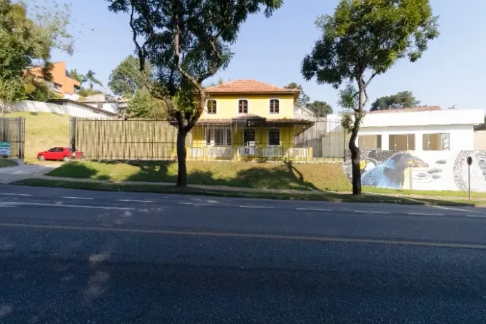 Casa comercial de grande visibilidade de frente ao Parque Barigui com estacionamento 287m2