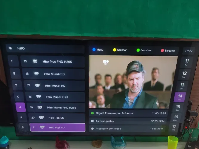 Vendo para sair rápido uma tv 65 polegadas aceito cartãos e negociamos avista