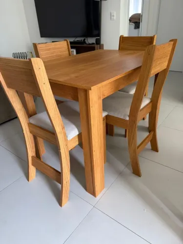 Mesa de Jantar com 4 cadeiras, nova 2 meses de uso retirar na praia Brava