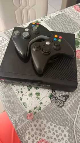Xbox 360 + Kinect + 100 jogos + 2 controles - Revisado