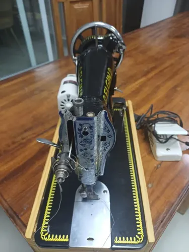 Máquina de Costura Elgin com motor adaptado 220 volts