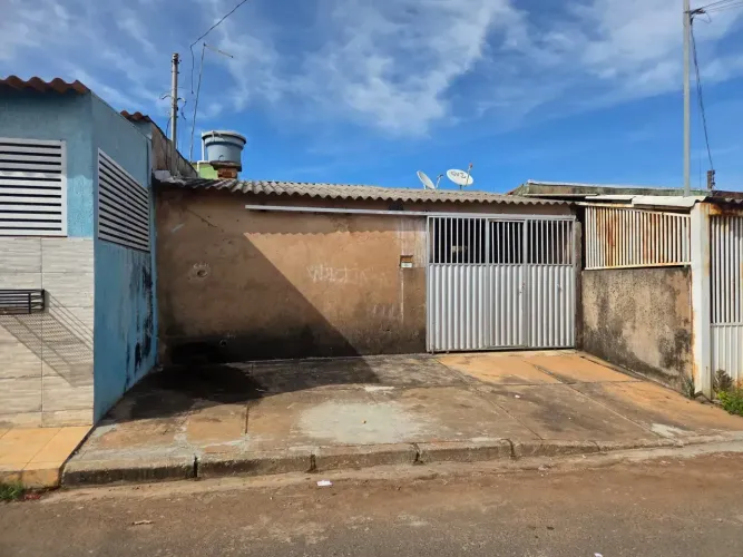 Casa sozinha no lote, mais um barro nos fundos incluso.