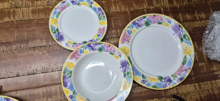 Jogo de porcelana floral - 15 peças (xícaras e pratos)