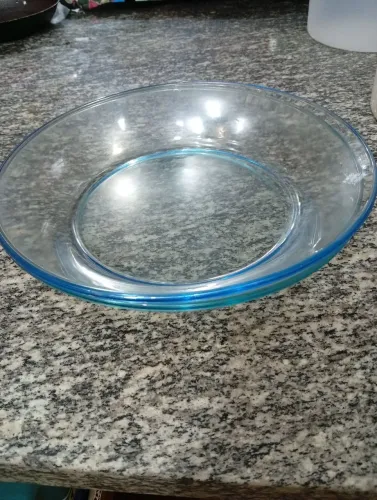 Duas saladeiras, de vidro temperado azul clarinho. 28cm de diâmetro