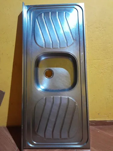 Vende -se uma pia de inox pouco tempo de uso bem conservada medida 1.20x53 valor 200 reais