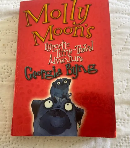 Livro em inglês Molly Mons