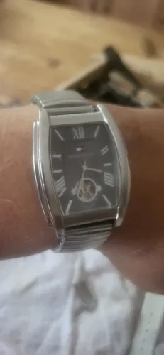 Relógio Tommy automático em ótimo estado