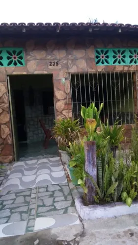 Vende se casa bem localizada