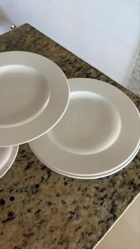 Conjunto de Pratos Brancos - 4 Pratos Rasos + 1 Prato de Sobremesa